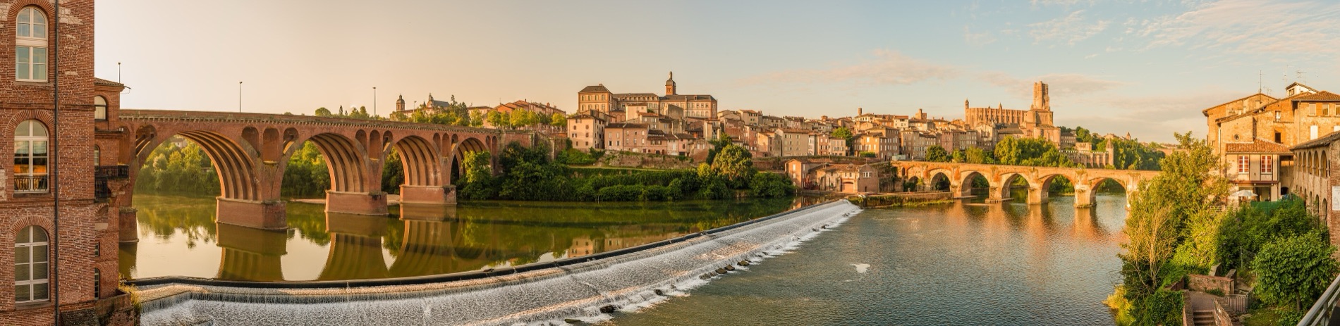 Albi au petit matin : le Pont-Vieux, le Tarn et la cathédrale Sainte-Cécile